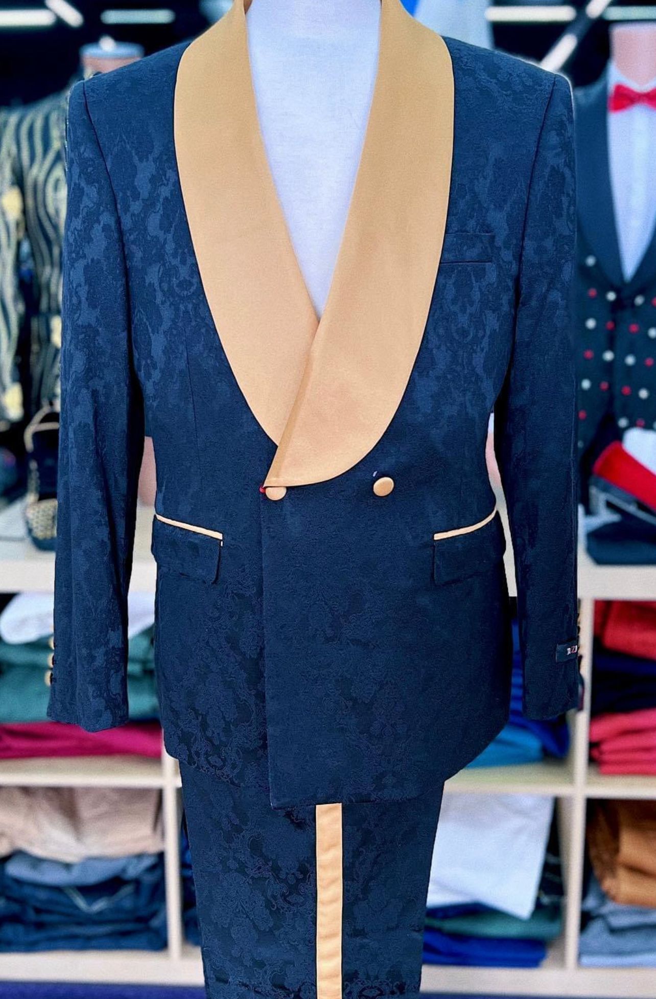 Men's Black and Gold Shawl Lapel Tuxedo with Jacquard Texture Wedding & Prom Suit